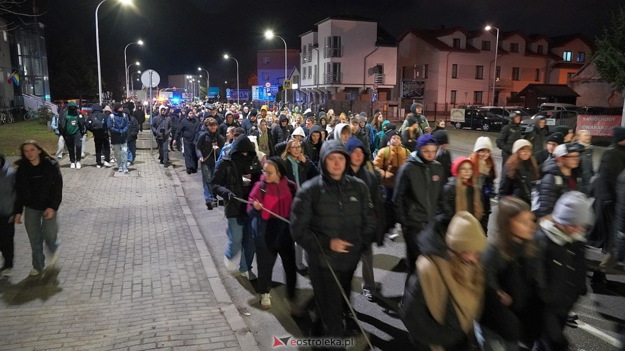39. Światowe Dni Młodzieży Diecezji Łomżyńskiej - przemarsz ulicami Ostrołęki [23.11.2024] - zdjęcie #30 - eOstroleka.pl