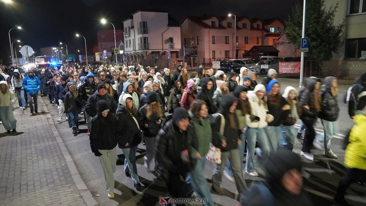 39. Światowe Dni Młodzieży Diecezji Łomżyńskiej - przemarsz ulicami Ostrołęki [23.11.2024] - zdjęcie #28 - eOstroleka.pl