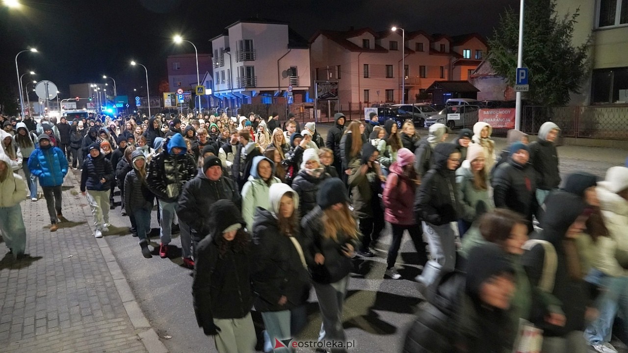 39. Światowe Dni Młodzieży Diecezji Łomżyńskiej - przemarsz ulicami Ostrołęki [23.11.2024] - zdjęcie #27 - eOstroleka.pl