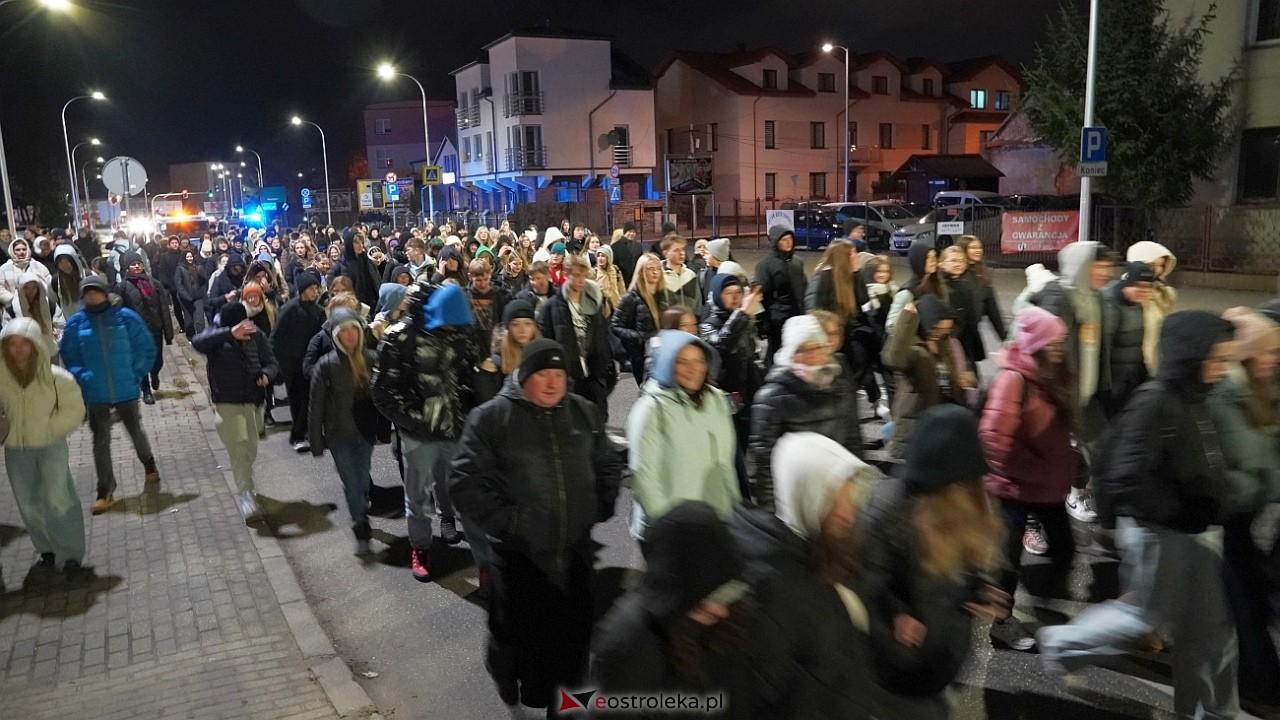 39. Światowe Dni Młodzieży Diecezji Łomżyńskiej - przemarsz ulicami Ostrołęki [23.11.2024] - zdjęcie #26 - eOstroleka.pl