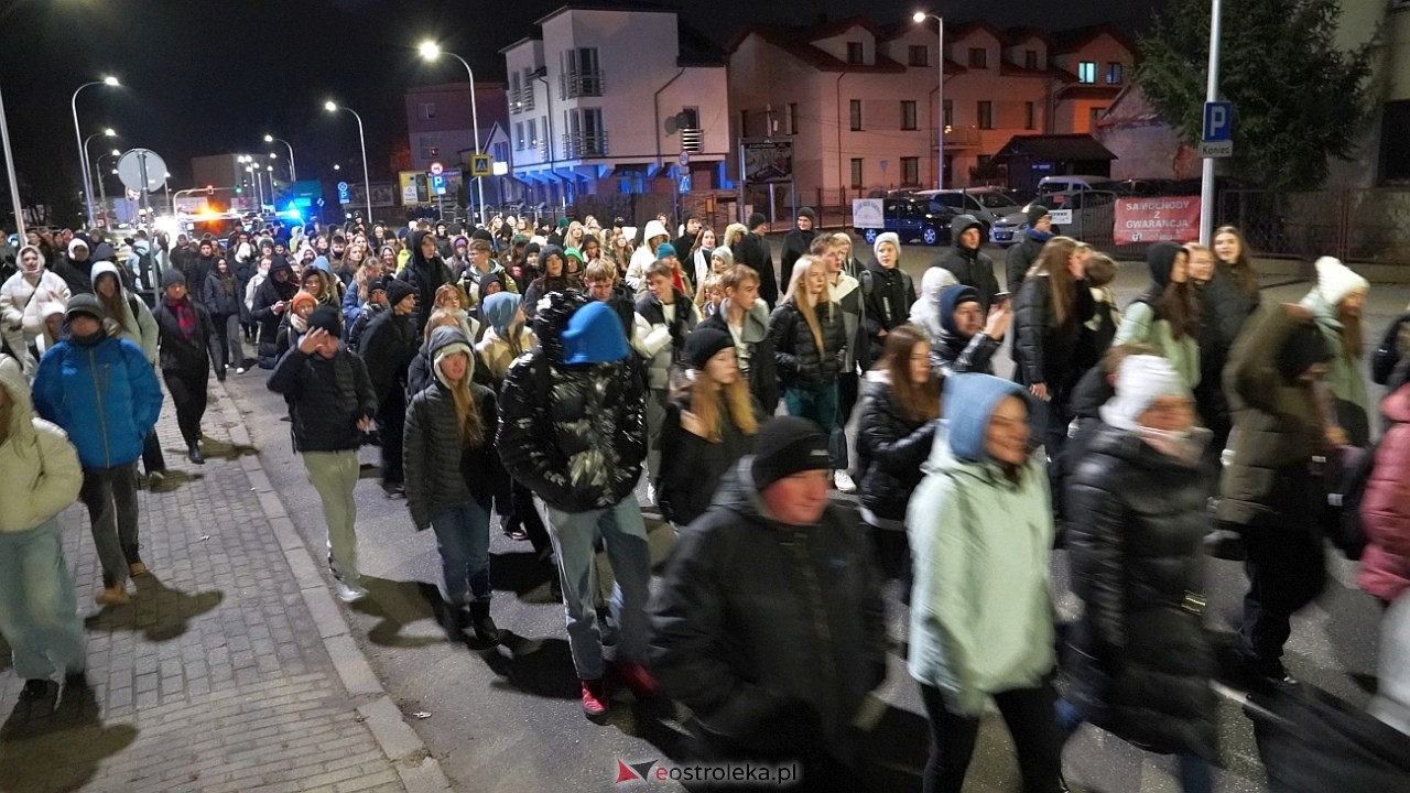 39. Światowe Dni Młodzieży Diecezji Łomżyńskiej - przemarsz ulicami Ostrołęki [23.11.2024] - zdjęcie #25 - eOstroleka.pl