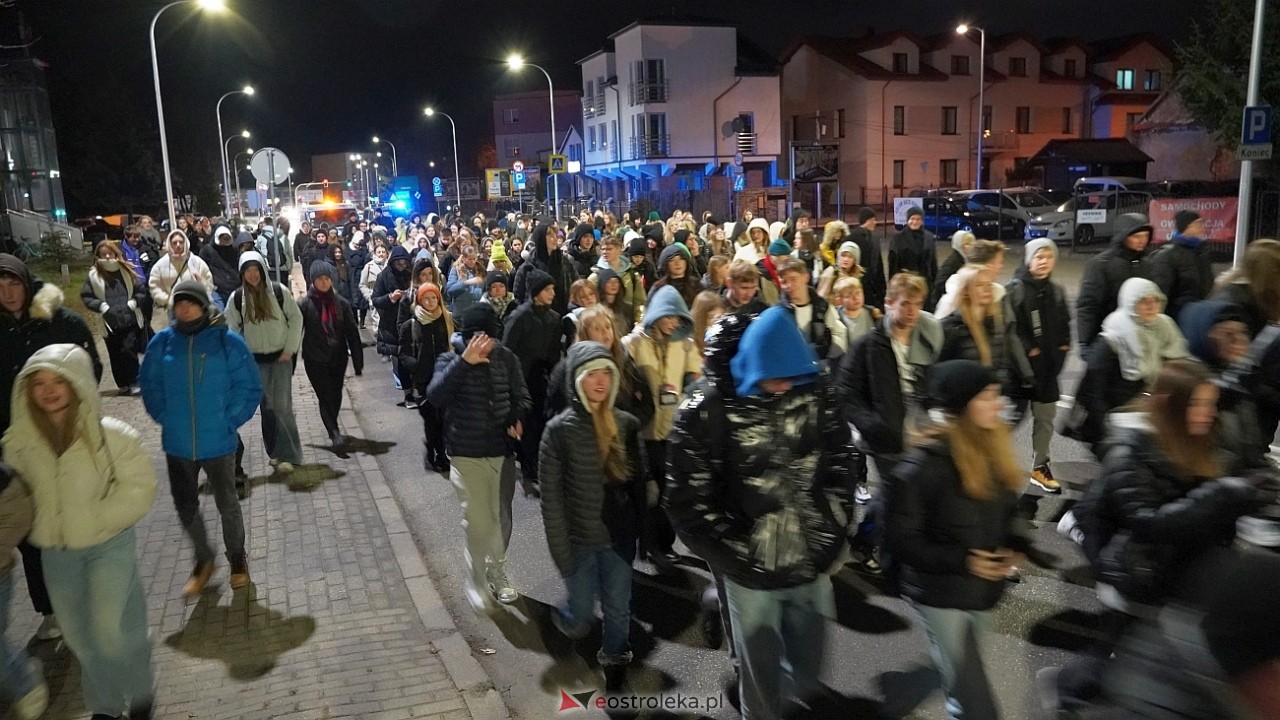 39. Światowe Dni Młodzieży Diecezji Łomżyńskiej - przemarsz ulicami Ostrołęki [23.11.2024] - zdjęcie #24 - eOstroleka.pl