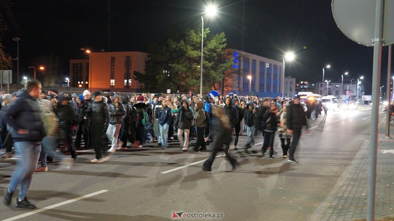 39. Światowe Dni Młodzieży Diecezji Łomżyńskiej - przemarsz ulicami Ostrołęki [23.11.2024] - zdjęcie #10 - eOstroleka.pl