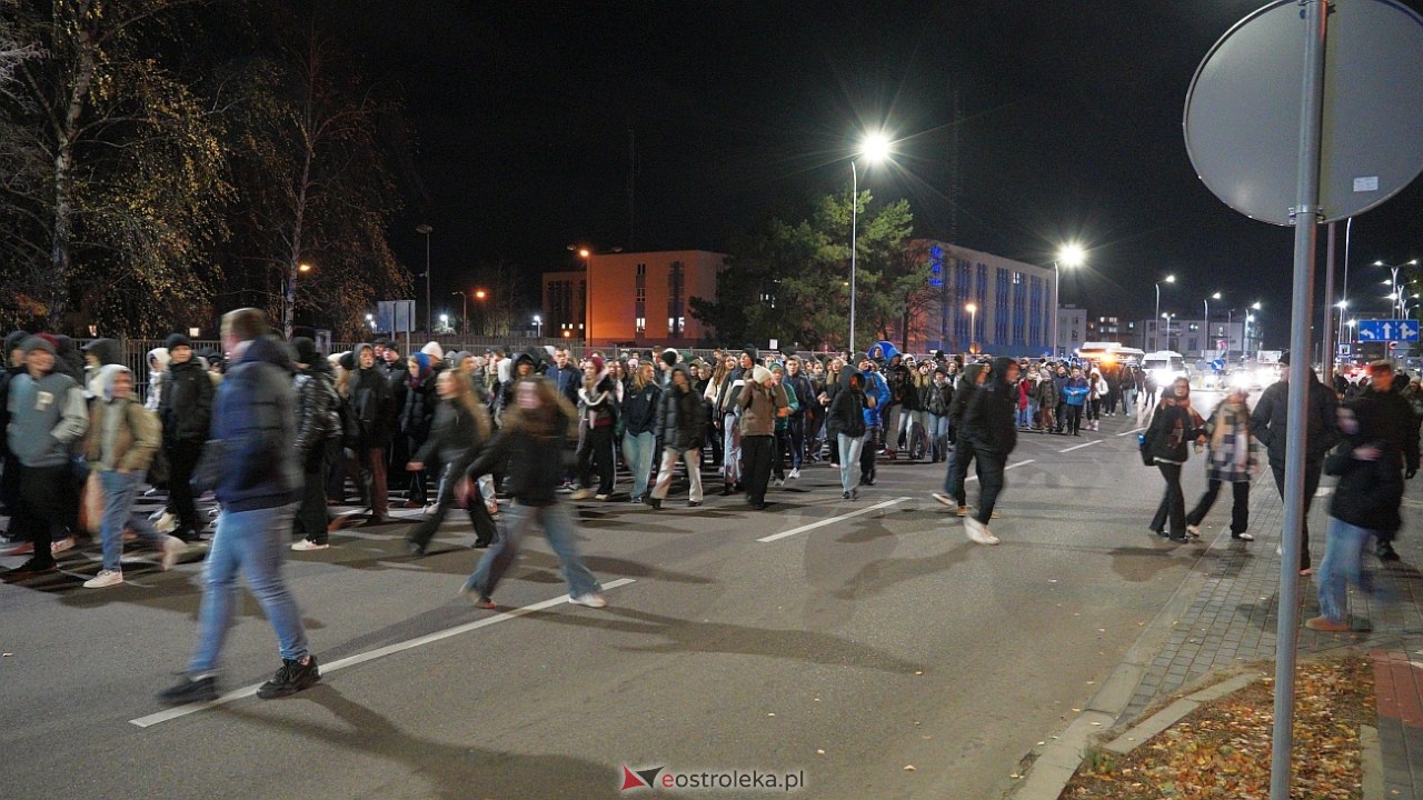 39. Światowe Dni Młodzieży Diecezji Łomżyńskiej - przemarsz ulicami Ostrołęki [23.11.2024] - zdjęcie #8 - eOstroleka.pl