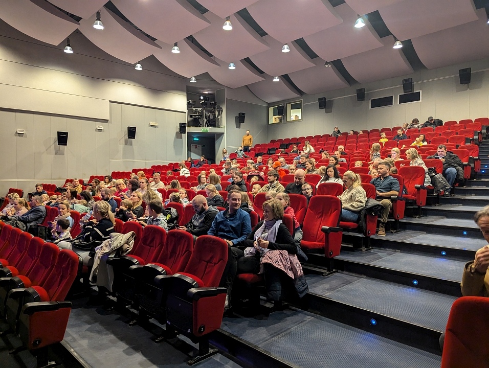 Teatr Godziny dla Rodziny - Sokrates w Piaskownicy [24.11.2024] - zdjęcie #16 - eOstroleka.pl
