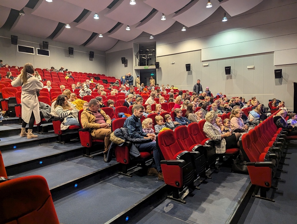 Teatr Godziny dla Rodziny - Sokrates w Piaskownicy [24.11.2024] - zdjęcie #15 - eOstroleka.pl