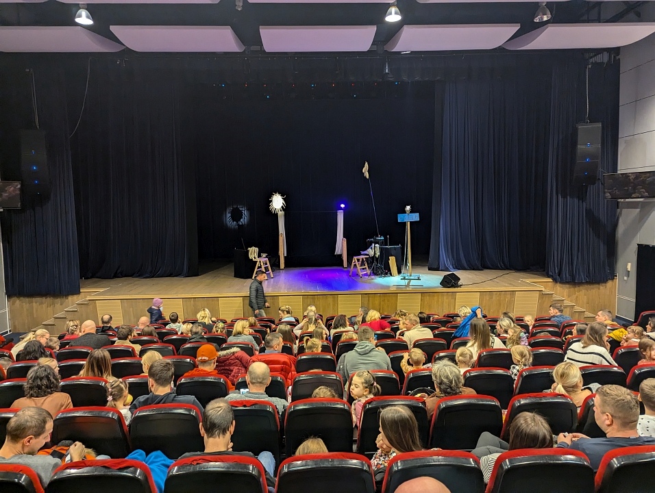 Teatr Godziny dla Rodziny - Sokrates w Piaskownicy [24.11.2024] - zdjęcie #14 - eOstroleka.pl