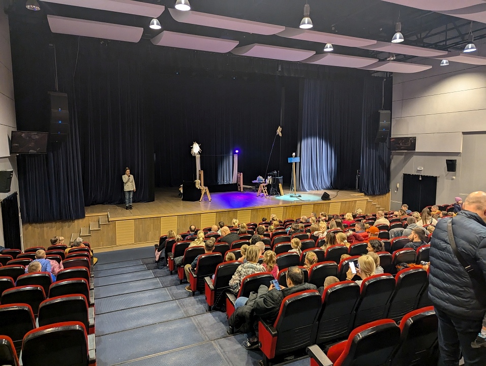 Teatr Godziny dla Rodziny - Sokrates w Piaskownicy [24.11.2024] - zdjęcie #13 - eOstroleka.pl