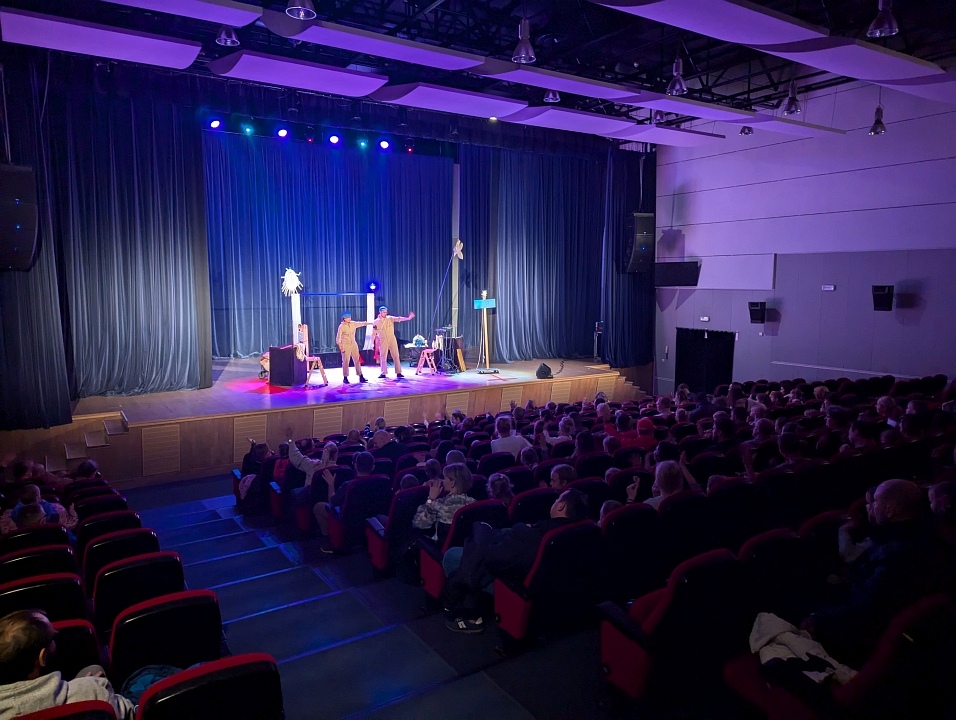 Teatr Godziny dla Rodziny - Sokrates w Piaskownicy [24.11.2024] - zdjęcie #8 - eOstroleka.pl
