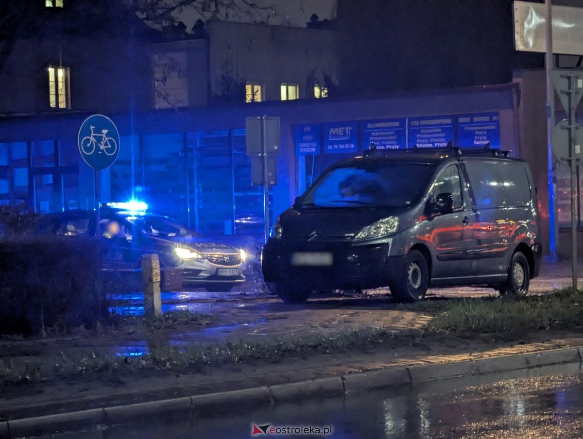 Potrącenie pieszej na skrzyżowaniu ulicy Parkowej i Traugutta [26.11.2024] - zdjęcie #5 - eOstroleka.pl