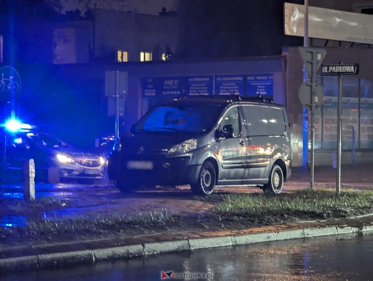 Potrącenie pieszej na skrzyżowaniu ulicy Parkowej i Traugutta [26.11.2024] - zdjęcie #3 - eOstroleka.pl