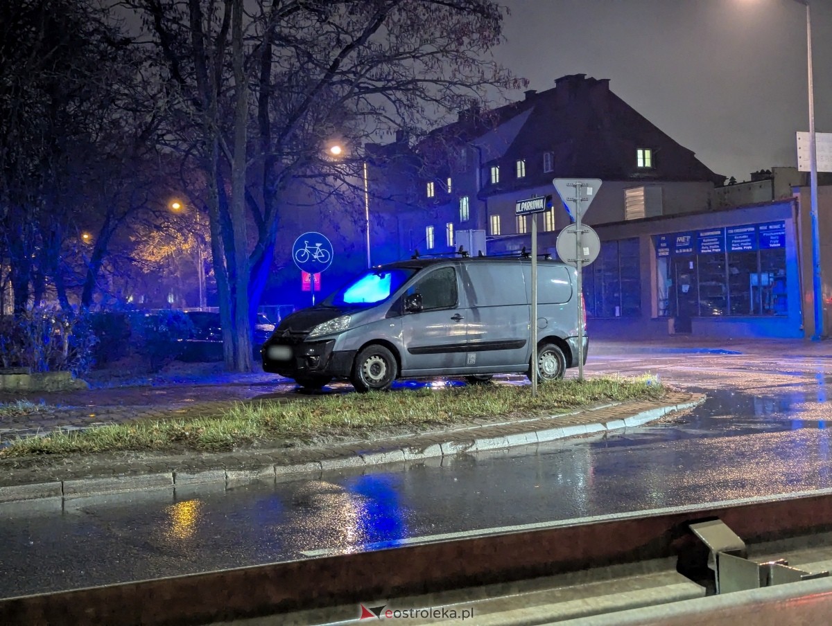 Potrącenie pieszej na skrzyżowaniu ulicy Parkowej i Traugutta [26.11.2024] - zdjęcie #2 - eOstroleka.pl