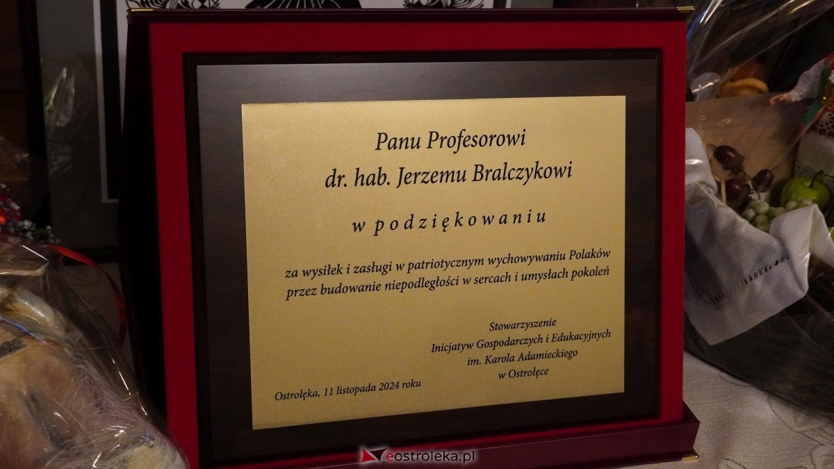 Gala wręczenia wyróżnienia Narodowi i Ojczyźnie z udziałem prof. Jerzego Bralczyka [26.11.2024] - zdjęcie #72 - eOstroleka.pl