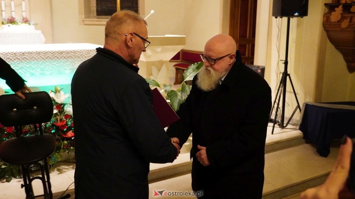 Gala wręczenia wyróżnienia Narodowi i Ojczyźnie z udziałem prof. Jerzego Bralczyka [26.11.2024] - zdjęcie #33 - eOstroleka.pl