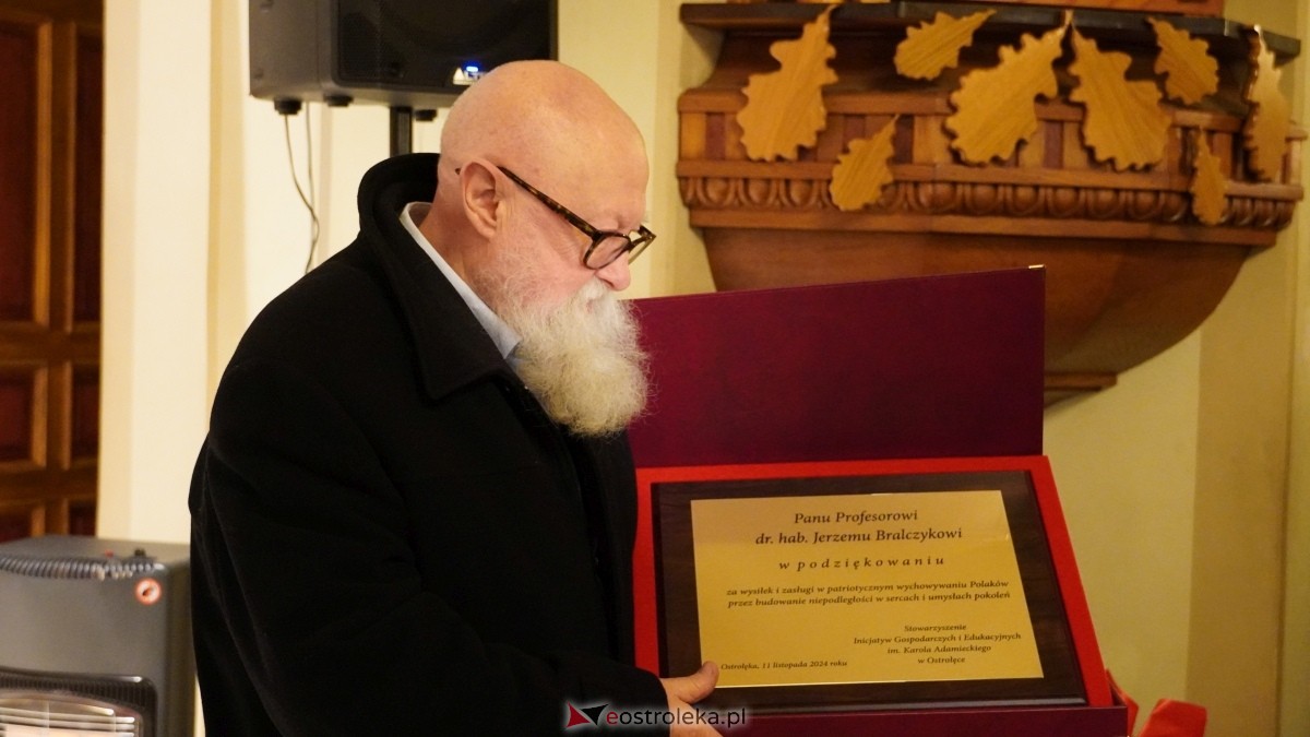 Gala wręczenia wyróżnienia Narodowi i Ojczyźnie z udziałem prof. Jerzego Bralczyka [26.11.2024] - zdjęcie #25 - eOstroleka.pl