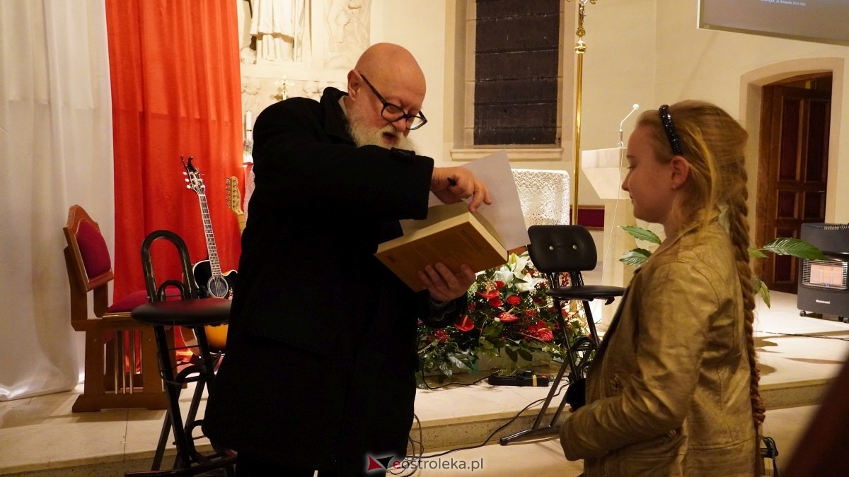 Gala wręczenia wyróżnienia Narodowi i Ojczyźnie z udziałem prof. Jerzego Bralczyka [26.11.2024] - zdjęcie #4 - eOstroleka.pl