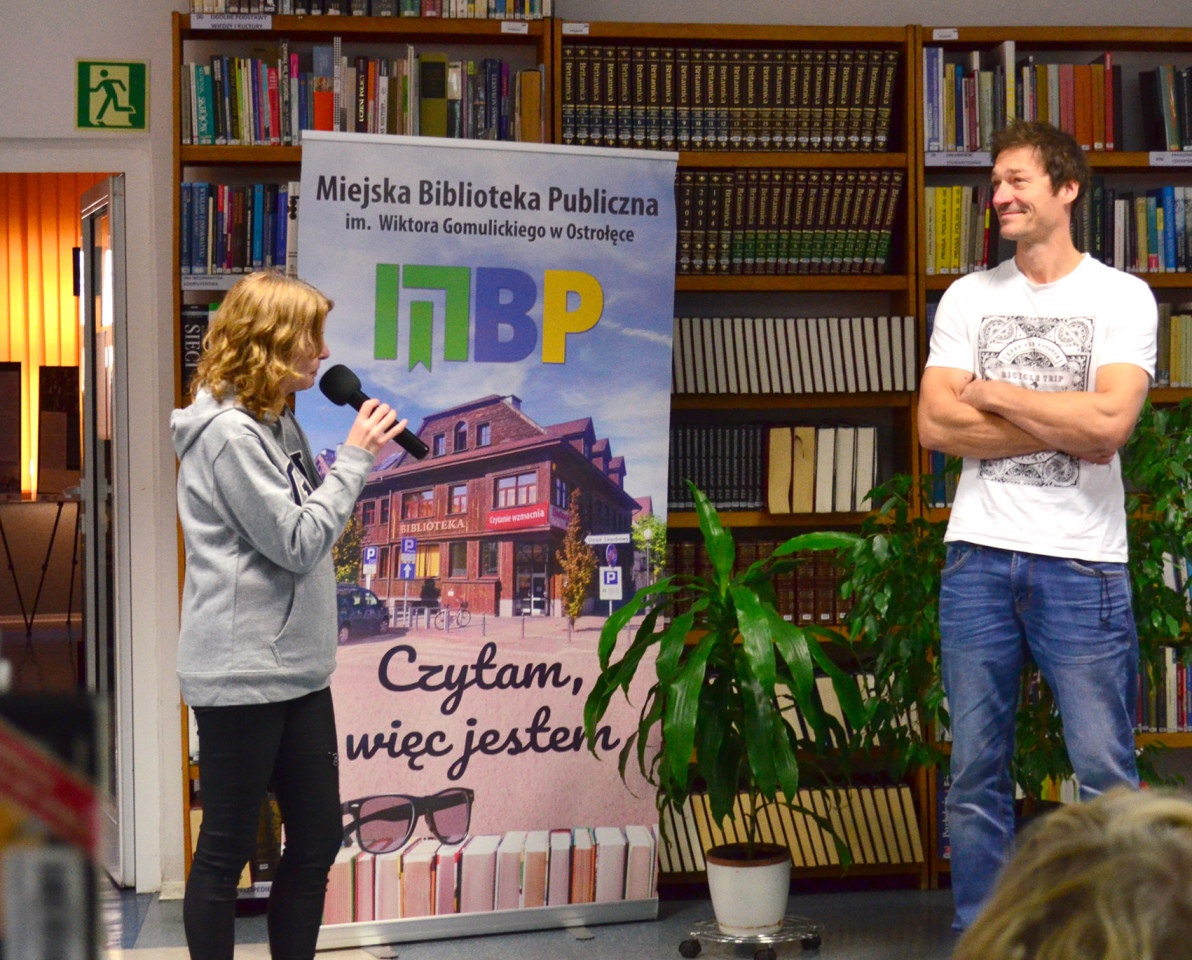 Bartek Sabela w ostrołęckiej bibliotece [21.11.2024] - zdjęcie #11 - eOstroleka.pl