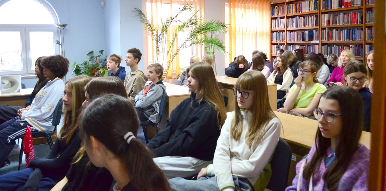 Bartek Sabela w ostrołęckiej bibliotece [21.11.2024] - zdjęcie #10 - eOstroleka.pl