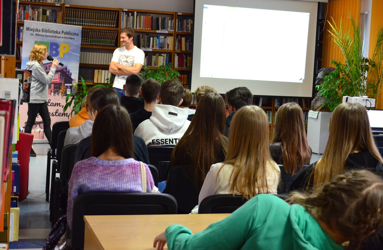 Bartek Sabela w ostrołęckiej bibliotece [21.11.2024] - zdjęcie #9 - eOstroleka.pl
