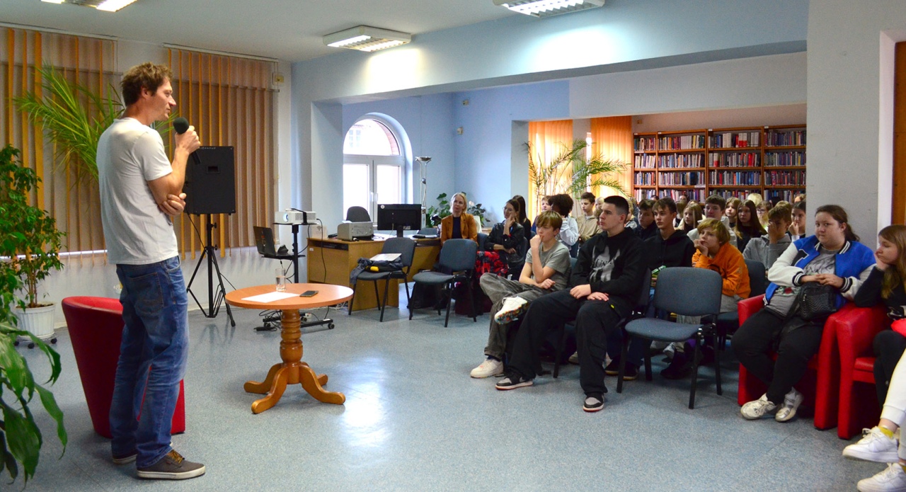 Bartek Sabela w ostrołęckiej bibliotece [21.11.2024] - zdjęcie #8 - eOstroleka.pl