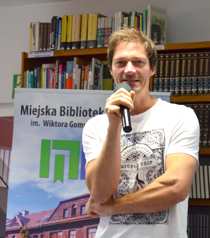 Bartek Sabela w ostrołęckiej bibliotece [21.11.2024] - zdjęcie #7 - eOstroleka.pl