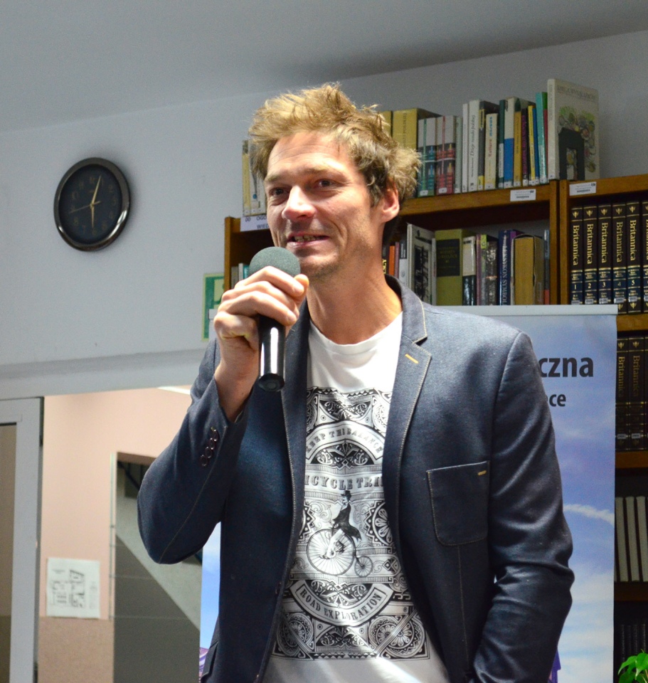 Bartek Sabela w ostrołęckiej bibliotece [21.11.2024] - zdjęcie #5 - eOstroleka.pl