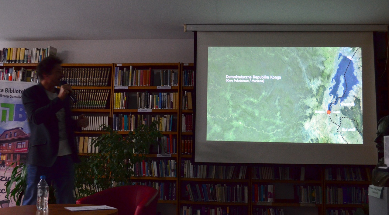 Bartek Sabela w ostrołęckiej bibliotece [21.11.2024] - zdjęcie #4 - eOstroleka.pl