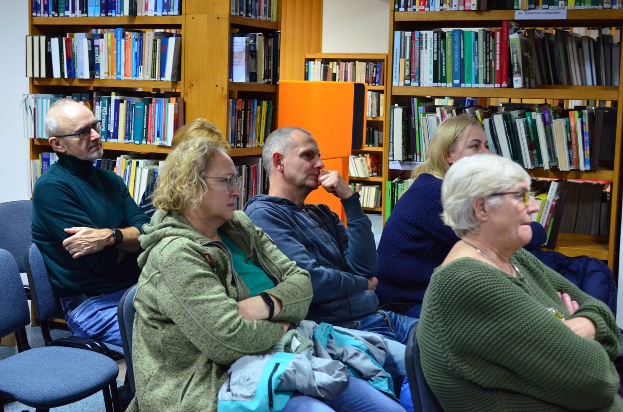 Bartek Sabela w ostrołęckiej bibliotece [21.11.2024] - zdjęcie #3 - eOstroleka.pl