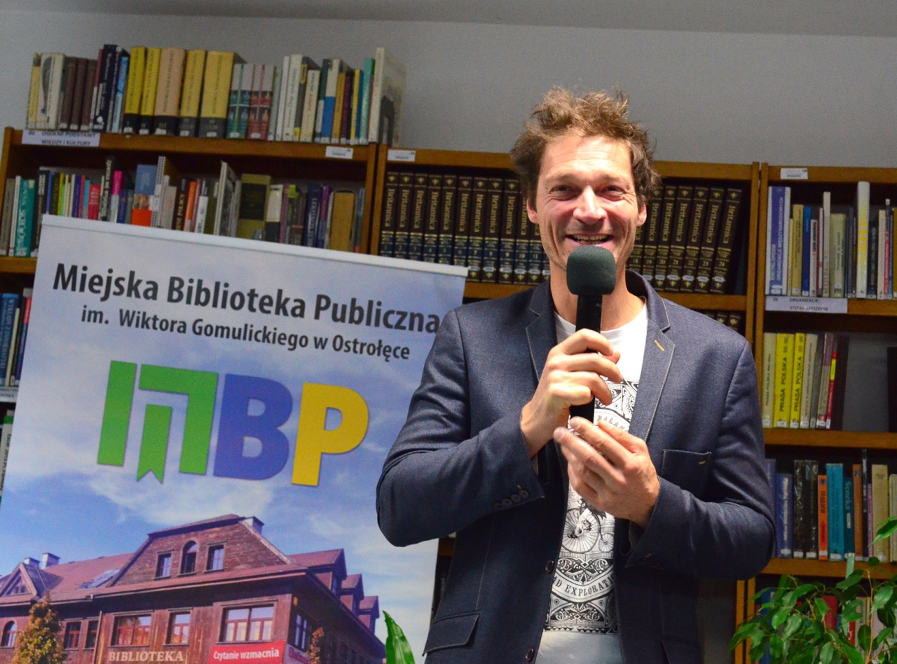 Bartek Sabela w ostrołęckiej bibliotece [21.11.2024] - zdjęcie #2 - eOstroleka.pl