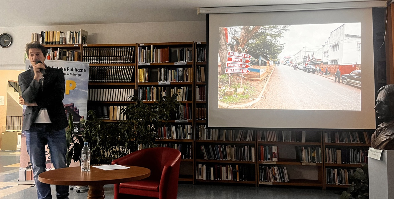 Bartek Sabela w ostrołęckiej bibliotece [21.11.2024] - zdjęcie #1 - eOstroleka.pl