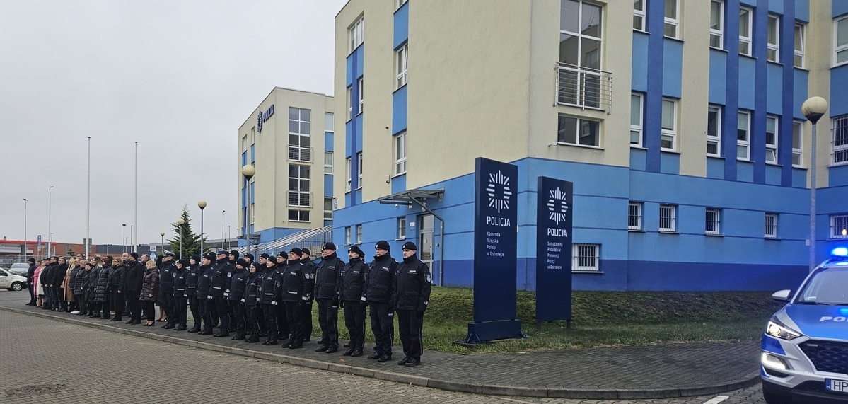 Ostrołęccy policjanci oddali hołd tragicznie zmarłemu asp. szt. Mateuszowi Biernackiemu [29.11.2024] - zdjęcie #1 - eOstroleka.pl