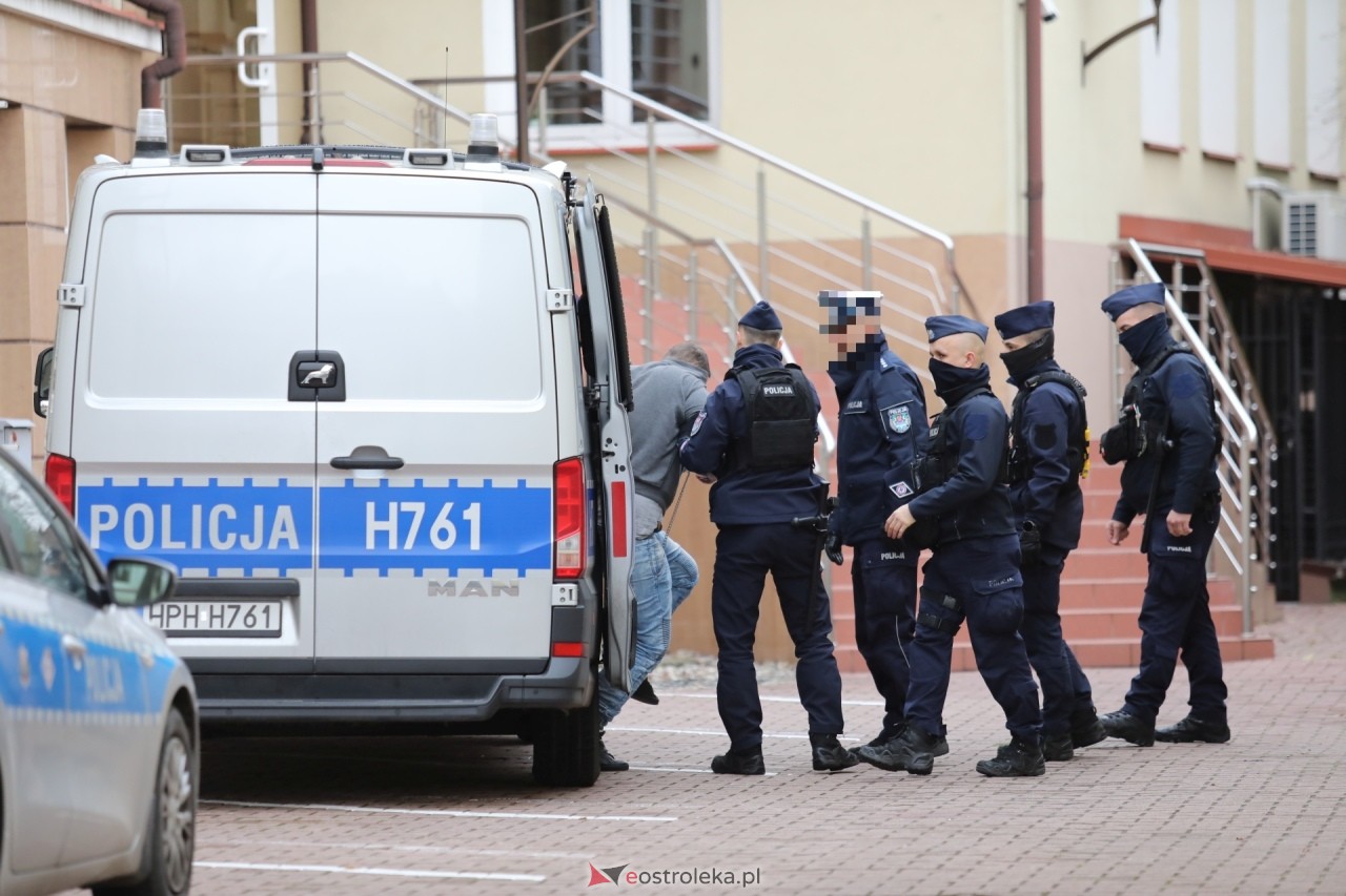 Posiedzenie aresztowe ws. odnalezionych zwłok w Myszyńcu [30.11.2024] - zdjęcie #48 - eOstroleka.pl