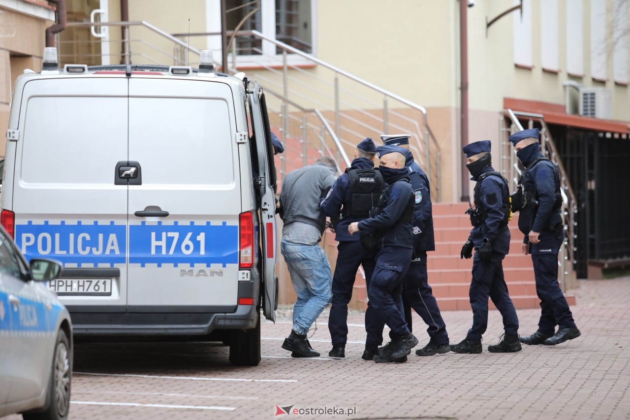 Posiedzenie aresztowe ws. odnalezionych zwłok w Myszyńcu [30.11.2024] - zdjęcie #47 - eOstroleka.pl