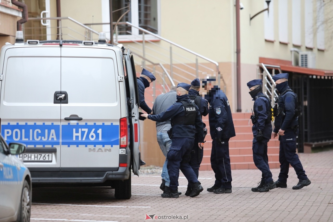 Posiedzenie aresztowe ws. odnalezionych zwłok w Myszyńcu [30.11.2024] - zdjęcie #46 - eOstroleka.pl