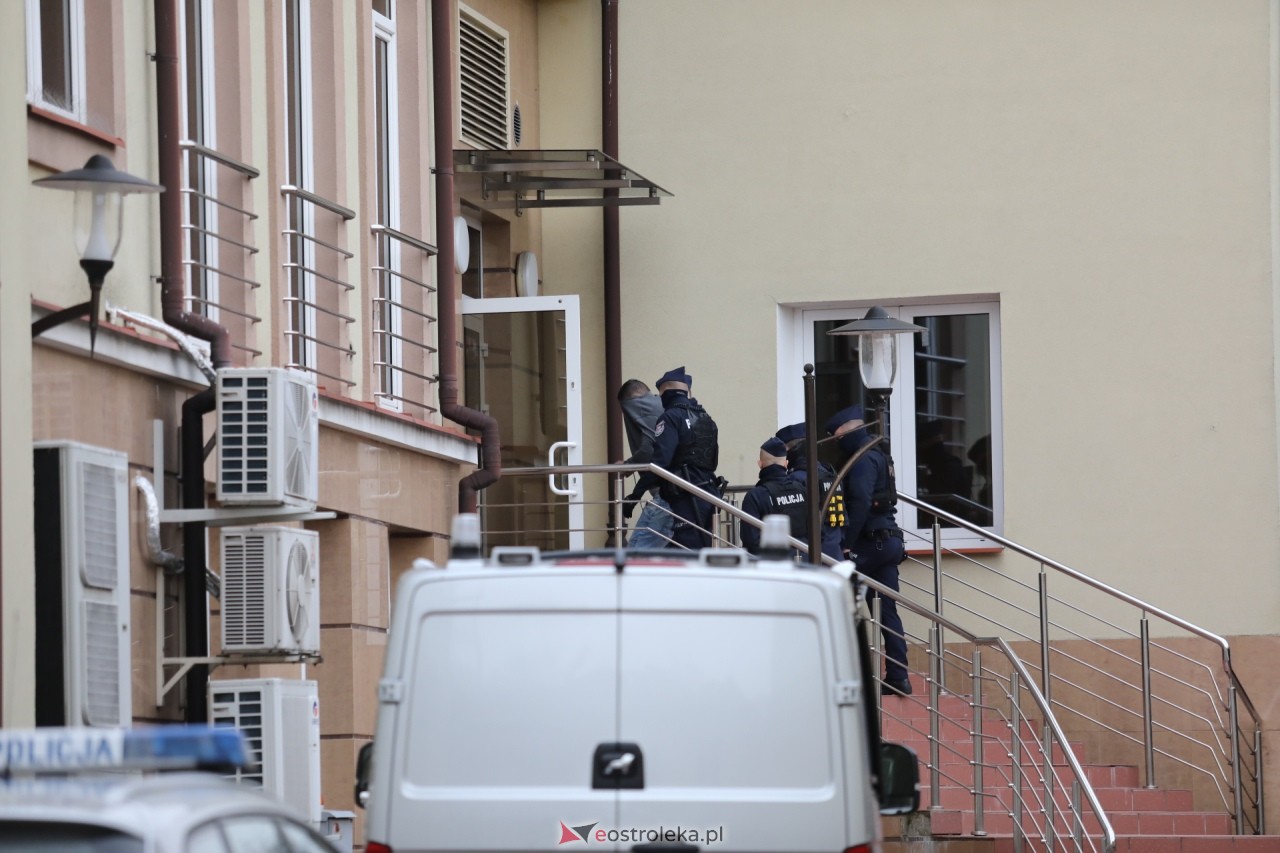 Posiedzenie aresztowe ws. odnalezionych zwłok w Myszyńcu [30.11.2024] - zdjęcie #33 - eOstroleka.pl