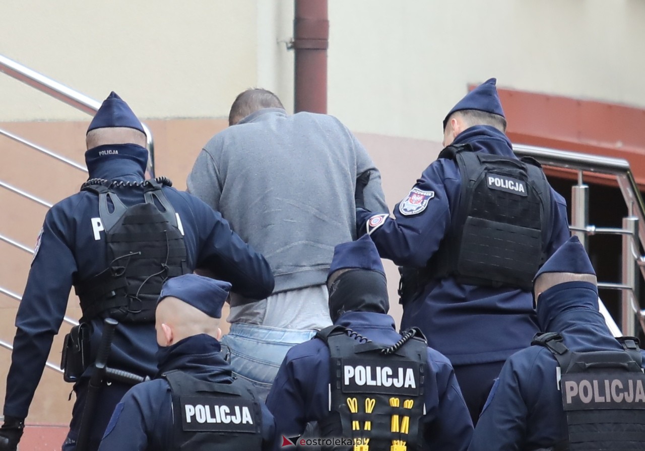 Posiedzenie aresztowe ws. odnalezionych zwłok w Myszyńcu [30.11.2024] - zdjęcie #30 - eOstroleka.pl