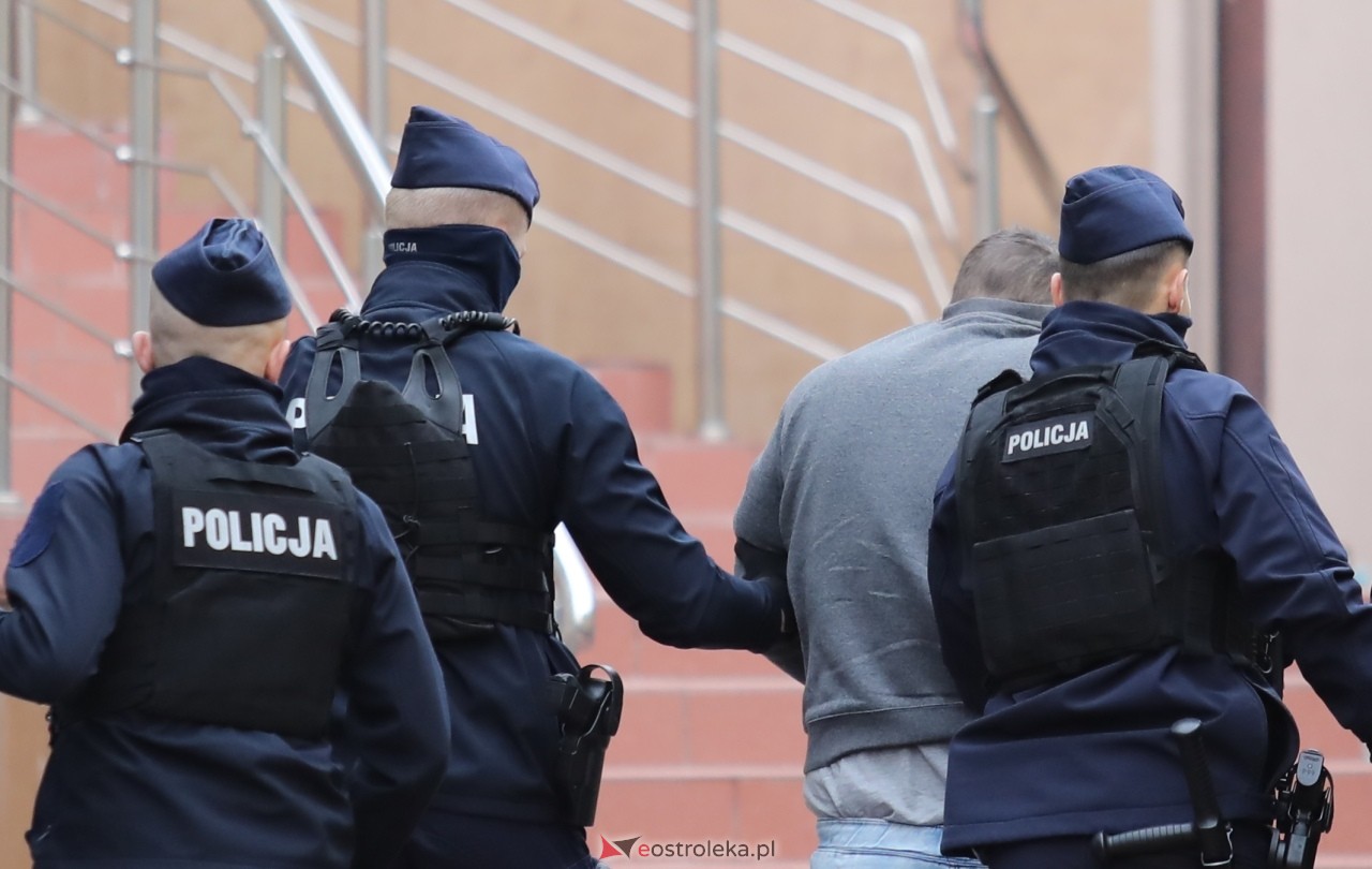 Posiedzenie aresztowe ws. odnalezionych zwłok w Myszyńcu [30.11.2024] - zdjęcie #27 - eOstroleka.pl