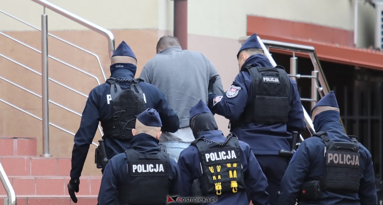 Posiedzenie aresztowe ws. odnalezionych zwłok w Myszyńcu [30.11.2024] - zdjęcie #24 - eOstroleka.pl