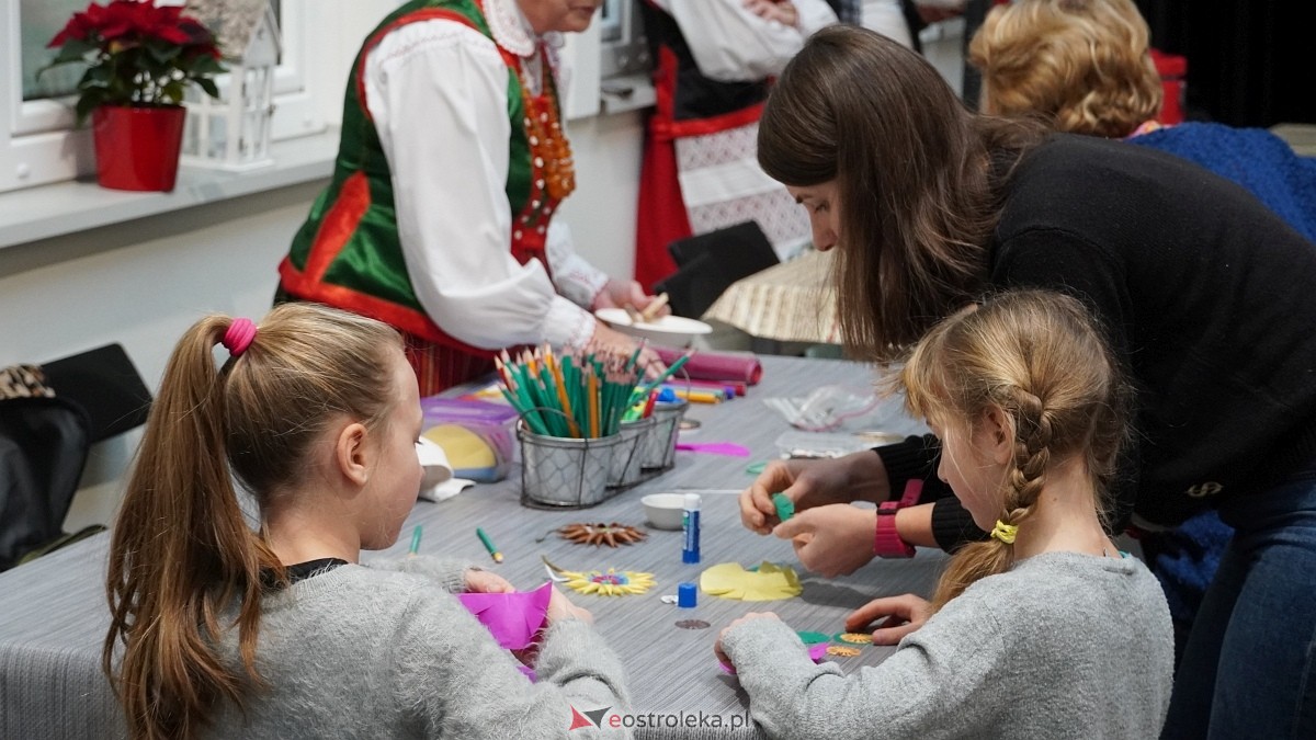 Rodzinne warsztaty świąteczne „Idą święta – czas stroić choinkę [1.12.2024] - zdjęcie #40 - eOstroleka.pl