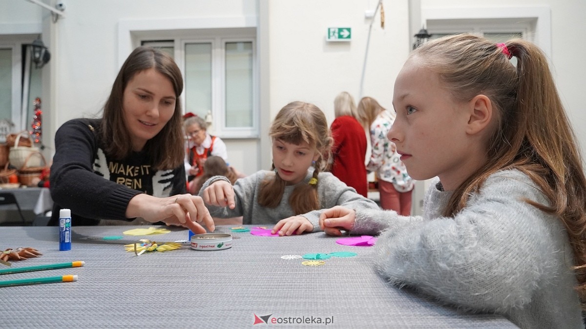 Rodzinne warsztaty świąteczne „Idą święta – czas stroić choinkę [1.12.2024] - zdjęcie #39 - eOstroleka.pl