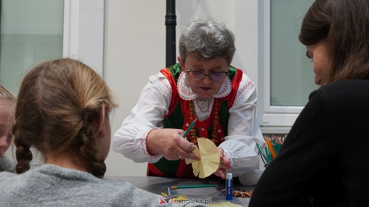 Rodzinne warsztaty świąteczne „Idą święta – czas stroić choinkę [1.12.2024] - zdjęcie #38 - eOstroleka.pl