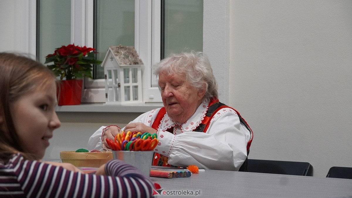 Rodzinne warsztaty świąteczne „Idą święta – czas stroić choinkę [1.12.2024] - zdjęcie #37 - eOstroleka.pl