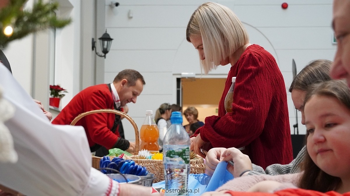 Rodzinne warsztaty świąteczne „Idą święta – czas stroić choinkę [1.12.2024] - zdjęcie #35 - eOstroleka.pl