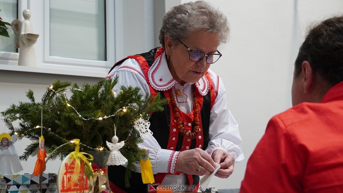 Rodzinne warsztaty świąteczne „Idą święta – czas stroić choinkę [1.12.2024] - zdjęcie #33 - eOstroleka.pl