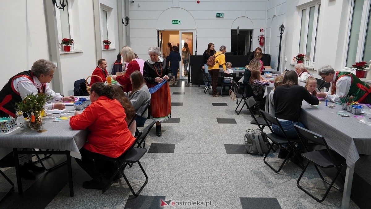 Rodzinne warsztaty świąteczne „Idą święta – czas stroić choinkę [1.12.2024] - zdjęcie #32 - eOstroleka.pl