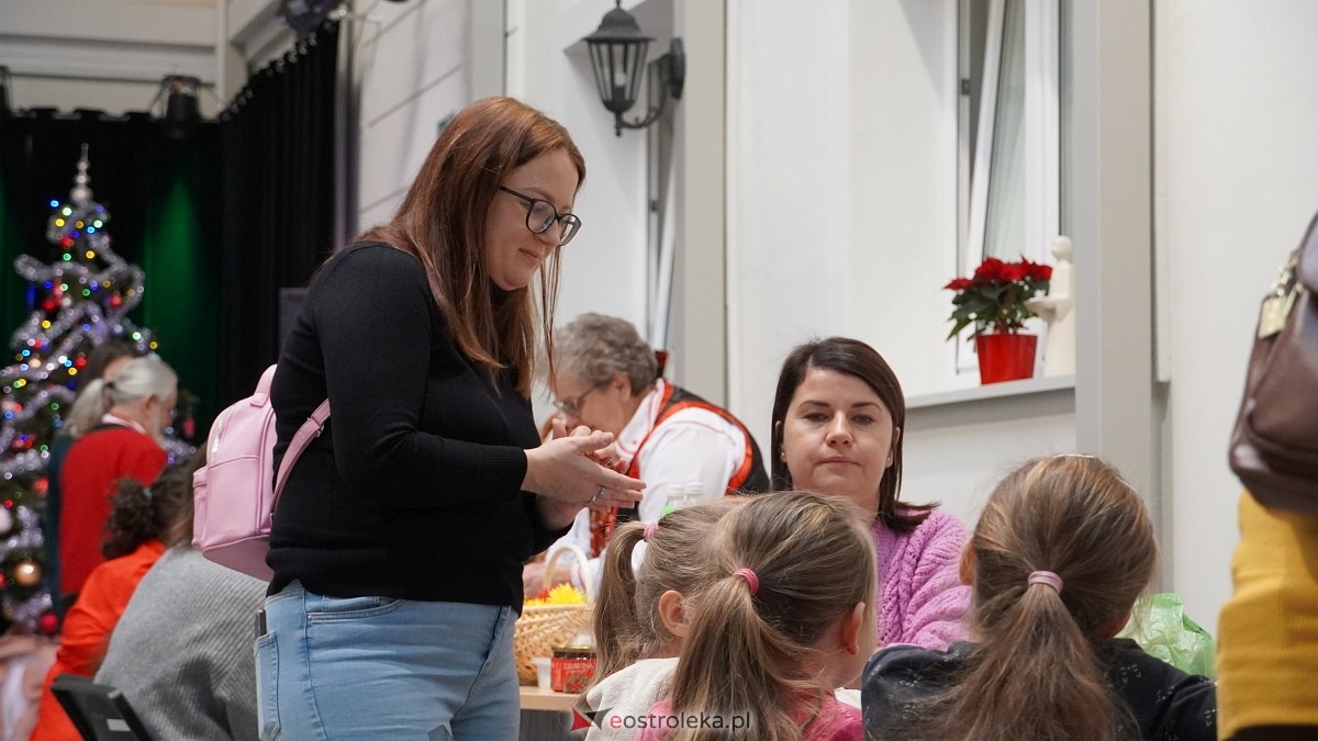Rodzinne warsztaty świąteczne „Idą święta – czas stroić choinkę [1.12.2024] - zdjęcie #26 - eOstroleka.pl