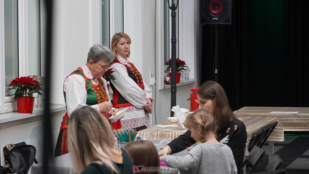 Rodzinne warsztaty świąteczne „Idą święta – czas stroić choinkę [1.12.2024] - zdjęcie #23 - eOstroleka.pl