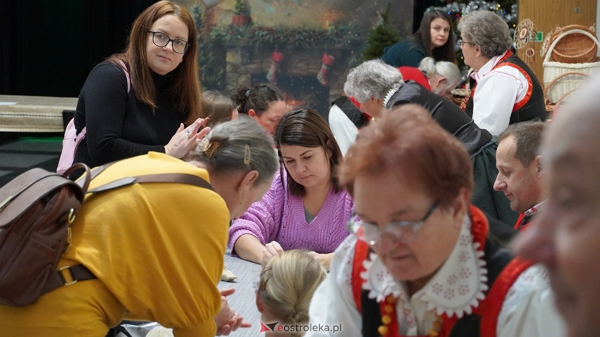 Rodzinne warsztaty świąteczne „Idą święta – czas stroić choinkę [1.12.2024] - zdjęcie #21 - eOstroleka.pl