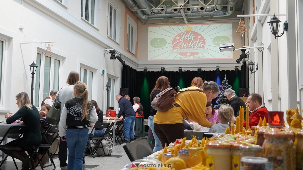 Rodzinne warsztaty świąteczne „Idą święta – czas stroić choinkę [1.12.2024] - zdjęcie #19 - eOstroleka.pl
