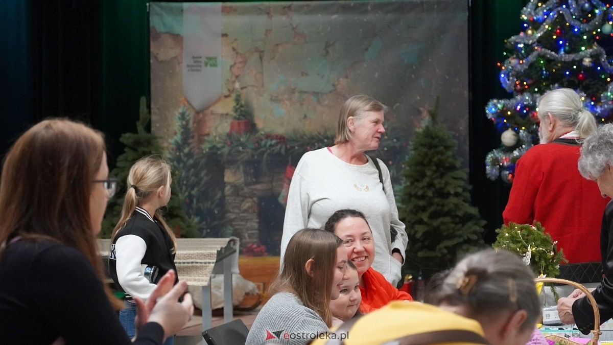 Rodzinne warsztaty świąteczne „Idą święta – czas stroić choinkę [1.12.2024] - zdjęcie #18 - eOstroleka.pl